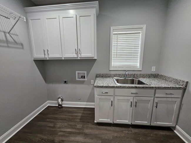 Building Photo - 104 Pioneer Trails Dr