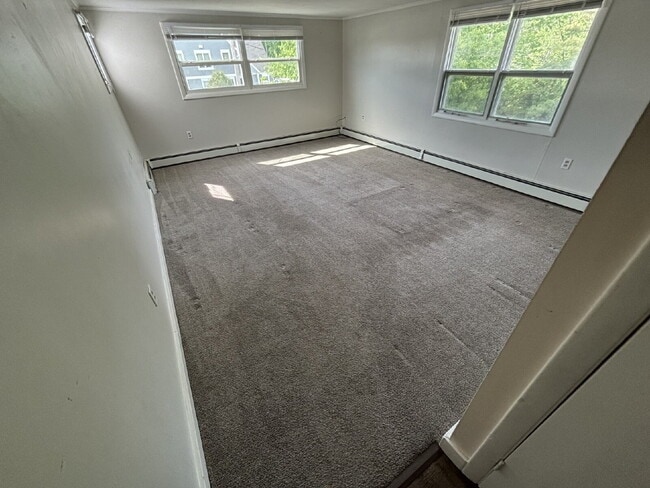 Building Photo - Bright & Spacious Apartment with Heat Included – Convenient Sanford Location!