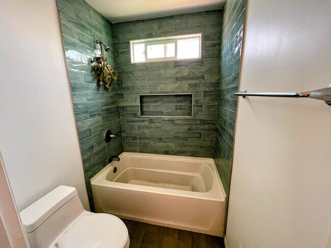 Building Photo - 1066 Everett Pl