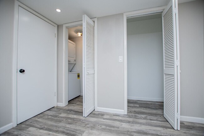 Building Photo - Lakefront Living at Fairfield Plantation