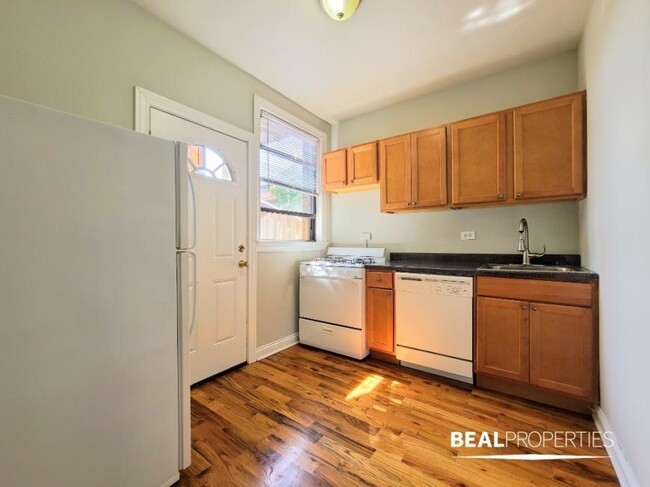 Building Photo - 2 bedroom in CHICAGO IL 60613