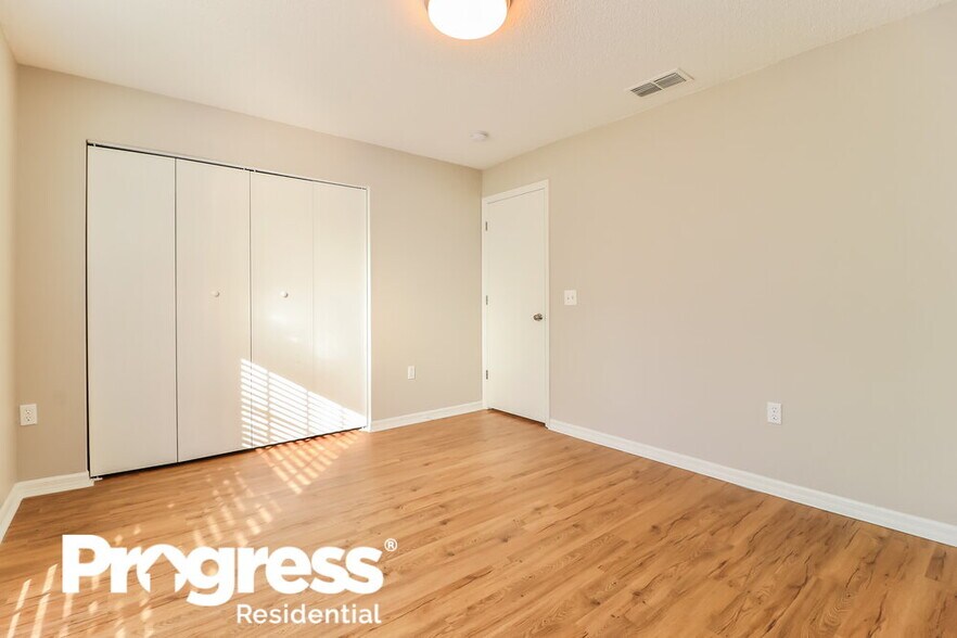 Building Photo - 38926 Carr Dr