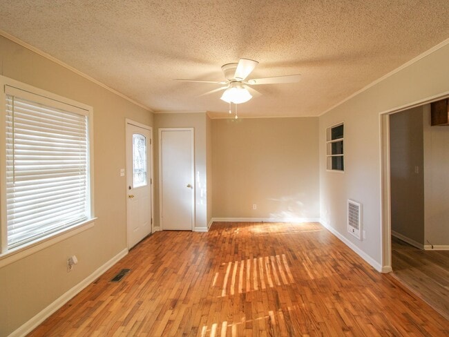 Building Photo - Well maintained brick home in a fantastic location!