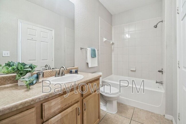 Building Photo - 10025 Courtney Palms Blvd