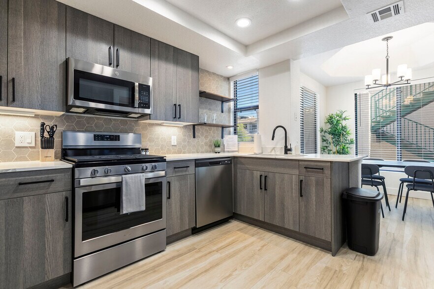 Building Photo - 15608 N 71st St