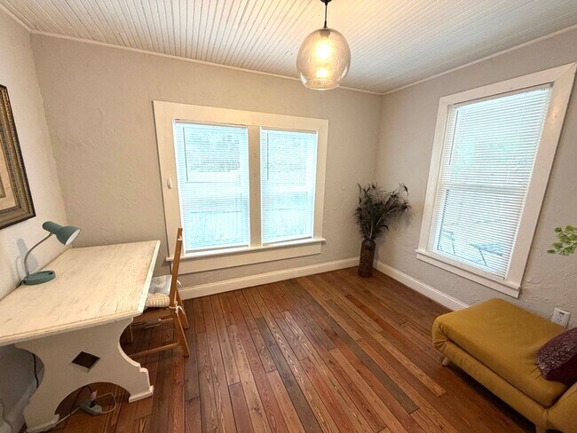 Building Photo - Available fully furnished or unfurnished, this beautifully renovated 3-bedroom, 1.5-bathroom home...