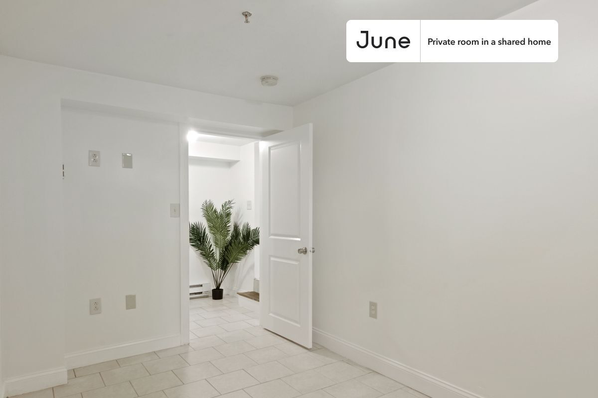 Building Photo - Private bedroom in 4 bed/2 bath Home
