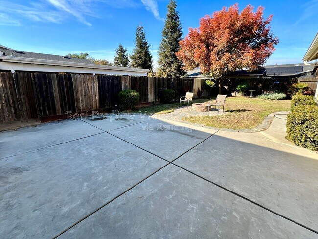 Building Photo - 6646 E Montecito Ave