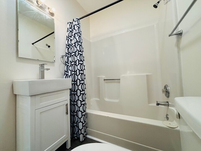 Building Photo - 2 Bedroom, 1 Bath Duplex