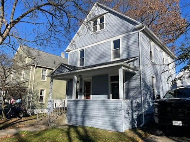 Building Photo - Spacious Home in a Great Neighborhood