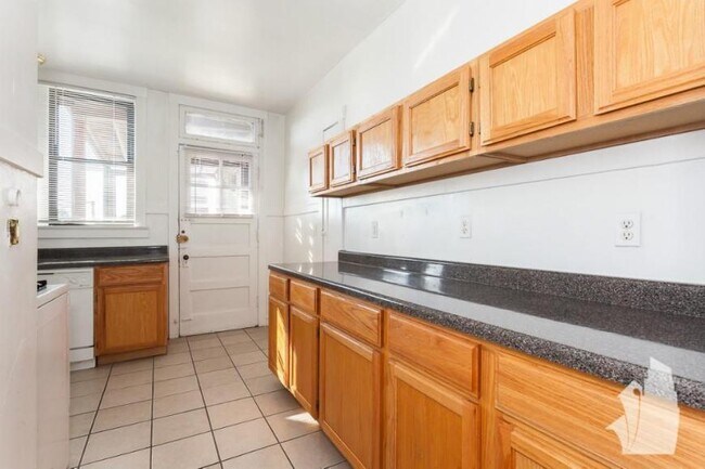 Building Photo - 2 bedroom in Chicago IL 60657