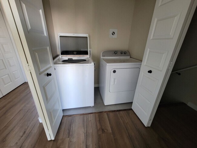 Building Photo - 3 Bedroom, 2.5 Bath Unit in Single Family Residence, White City