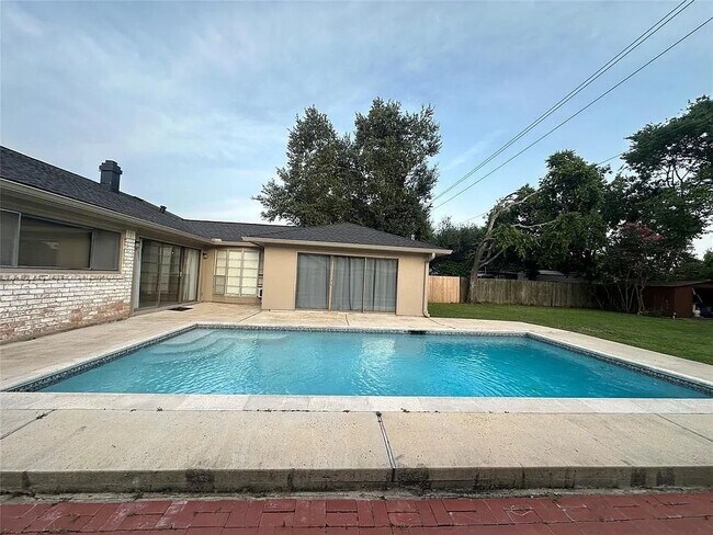 Building Photo - 12139 Huntington Park Dr