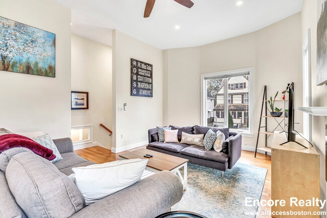 Building Photo - 10 Bradbury St