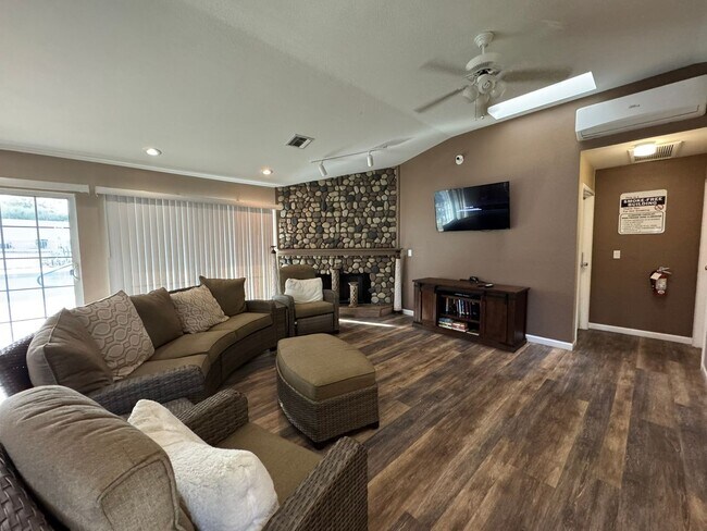 Building Photo - Riverfront 2BR Condo Great Views, Luxury Furnished incl UTILITIES