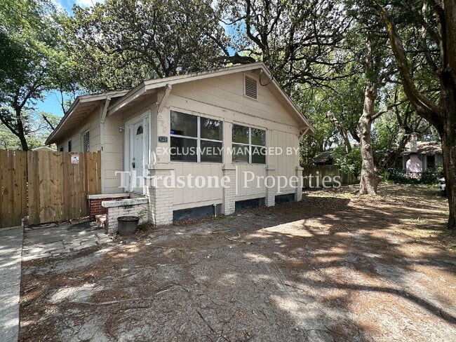 Building Photo - 920 Alderside St