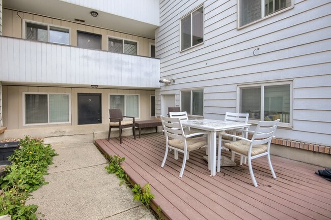 Building Photo - Stunning Condo Unit In Prime Location!