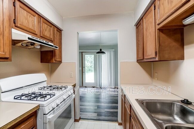 Building Photo - 3164 Kylemore Rd