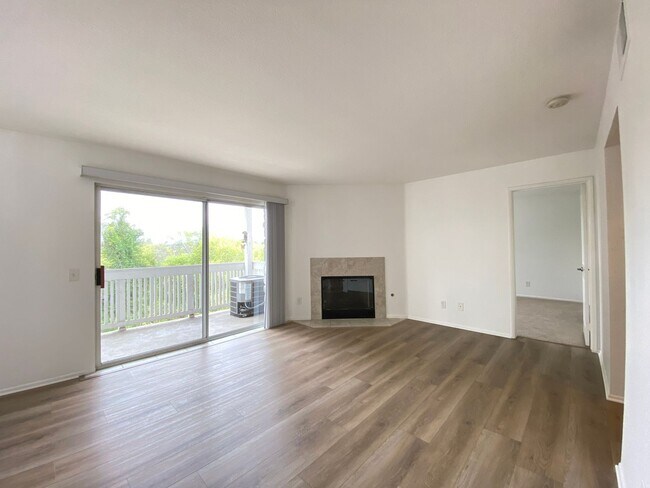 Building Photo - Bright 2 Bedroom Condo in Oceanside!