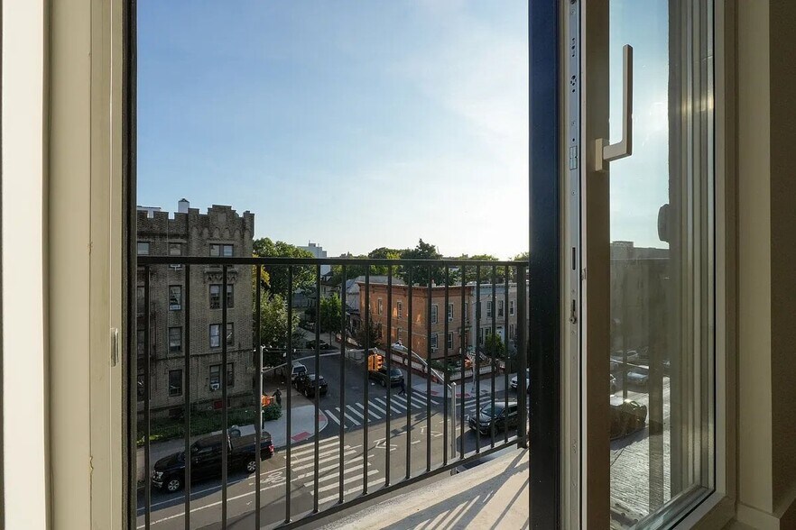 Building Photo - 271 E 28th St