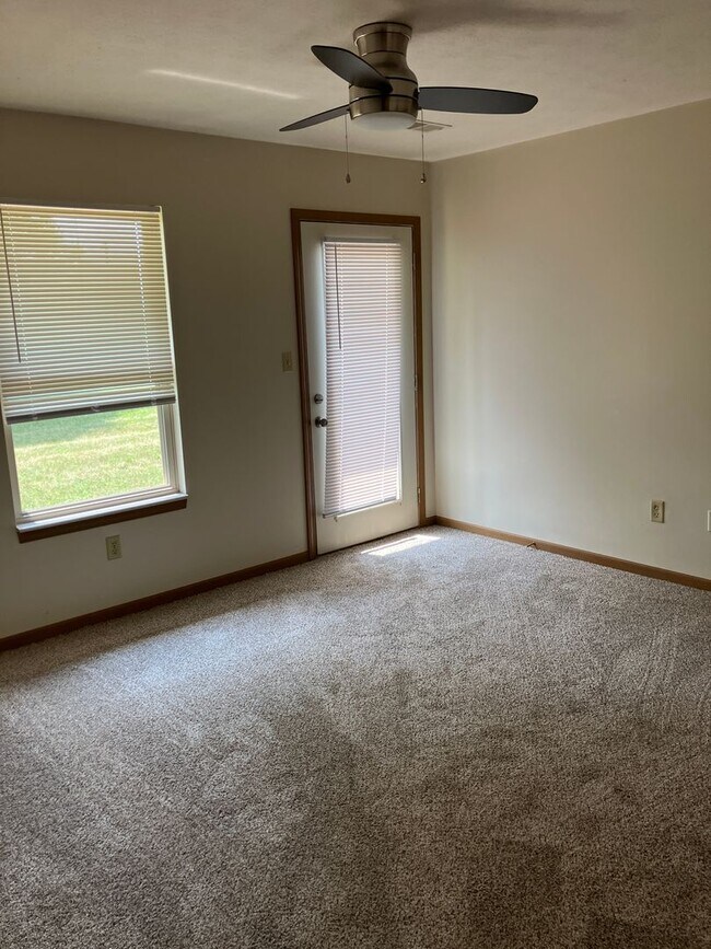 Building Photo - 2-Bedroom Ranch in Peaceful Piqua Neighbor...