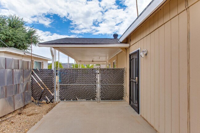 Building Photo - 510 E Belmont Ave