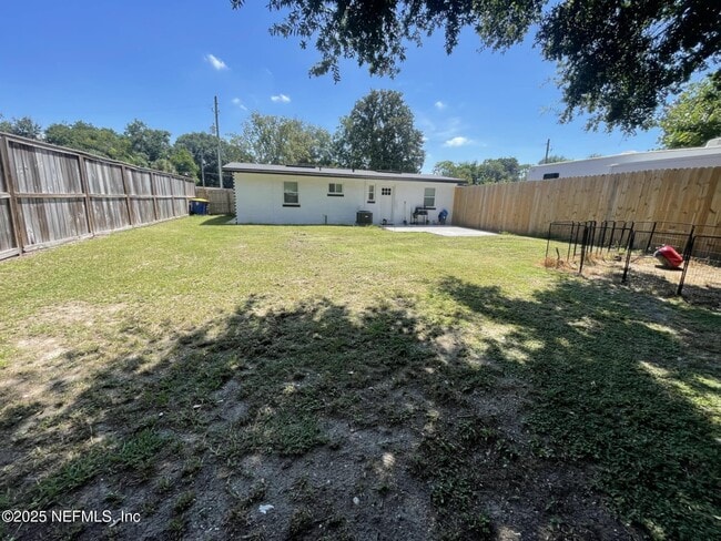 Building Photo - 5949 Maple Leaf Dr N