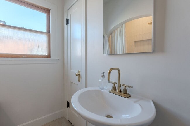 Building Photo - Rare 2 Bed 2 Bath Remolded Home in FQ Hist...
