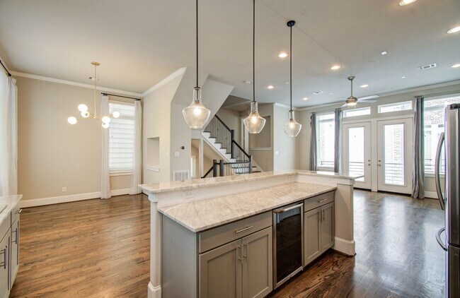 Building Photo - Beautiful 3-story House In the Heart of Ho...
