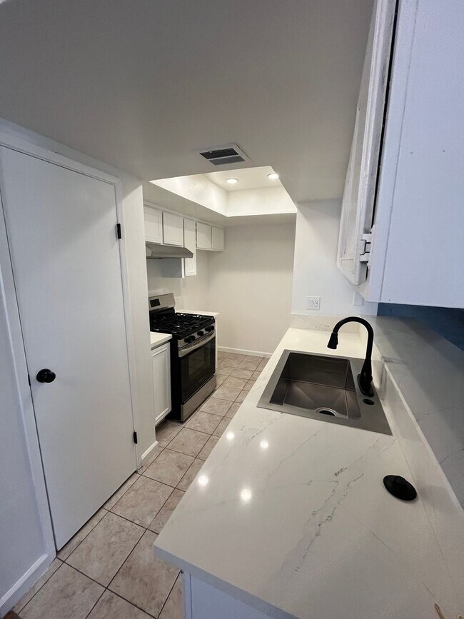 Building Photo - Spacious 2 Bedroom Condo/ Nicely Renovated...