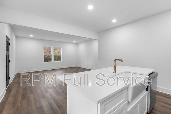 Building Photo - 1405 14th Ave N