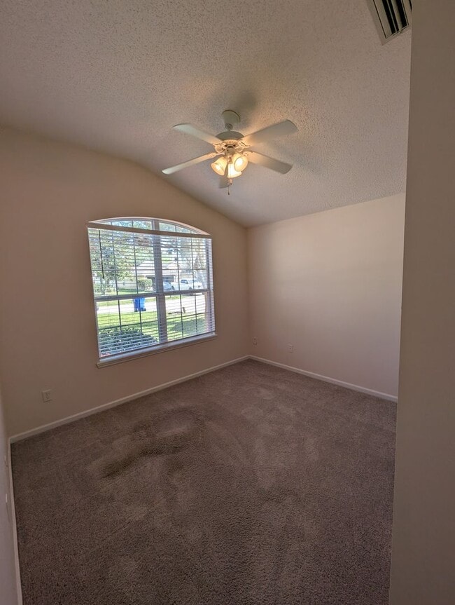 Building Photo - Great 4 Bedroom 2 Bath home in Heritage Park