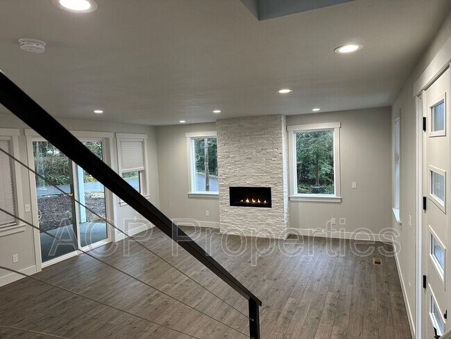 Building Photo - 8 Clematis Ln