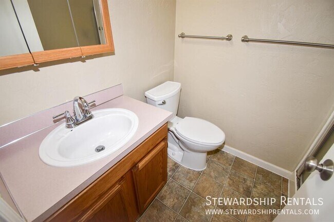 Building Photo - 5051 Forsythia St