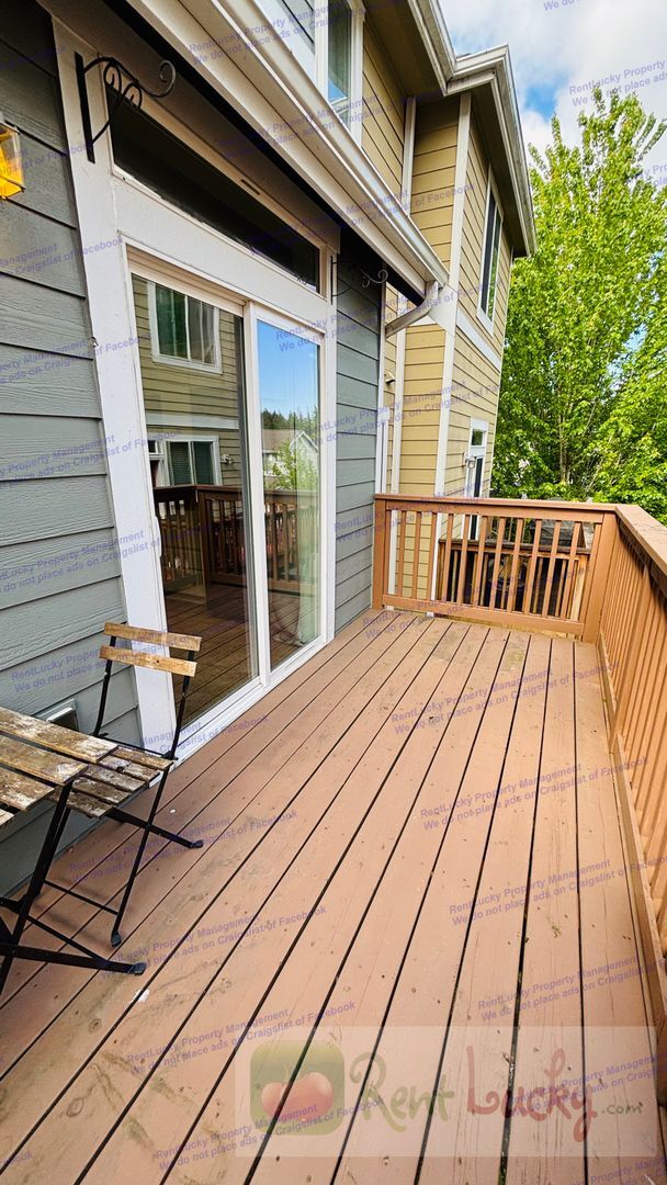 Building Photo - Bright and Spacious Fircrest Townhome in U...