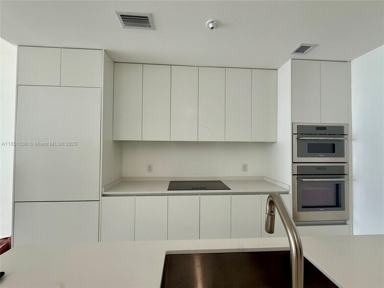 Building Photo - 700 NE 24th St