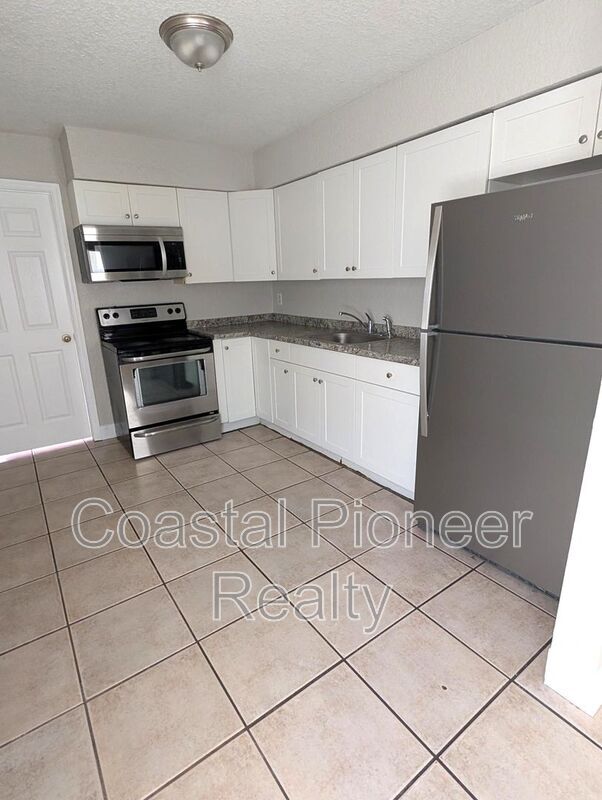 Building Photo - 5828 3rd St E