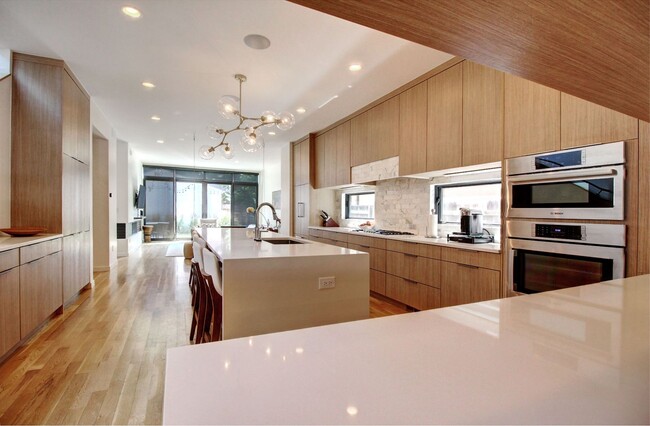 Building Photo - Luxury Living in the heart of Platte Park,...