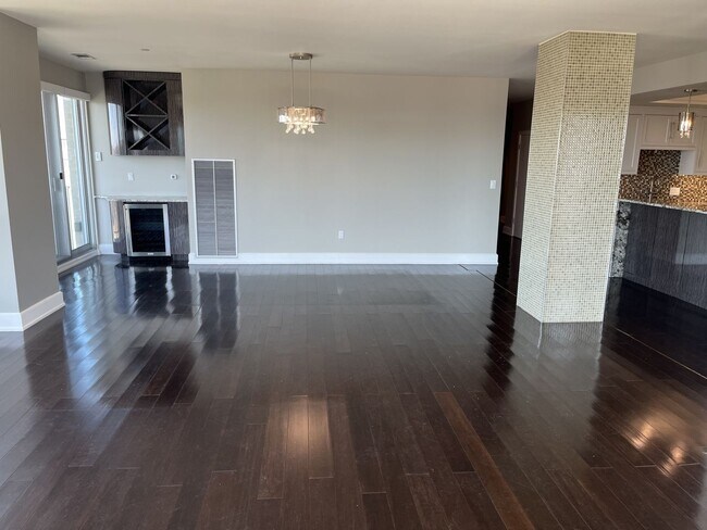 Building Photo - Spectacular 3 Bedroom Condo for Rent