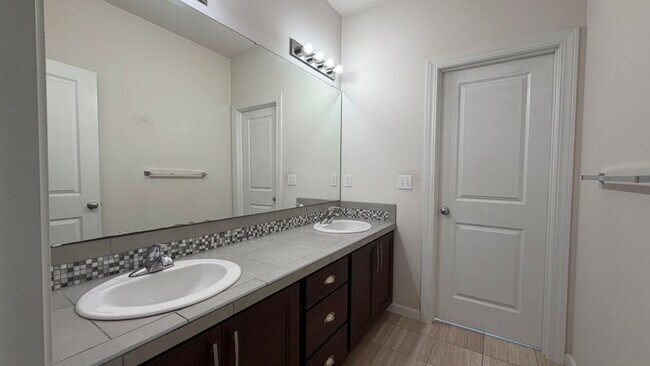 Building Photo - Spacious 4-Bed Home with Loft & Covered Patio in North Creek