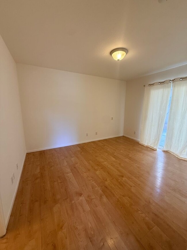 Building Photo - Beautiful Tri-Level Home in Prestigious Oa...