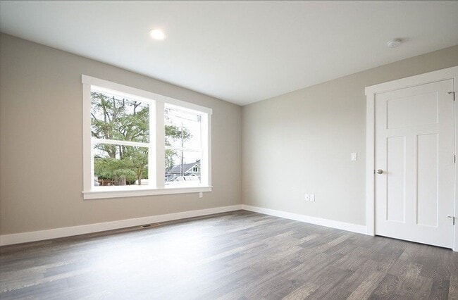 Building Photo - 3 Bed 2 Bath - Craftsman - Ideal Location - Fenced Backyard