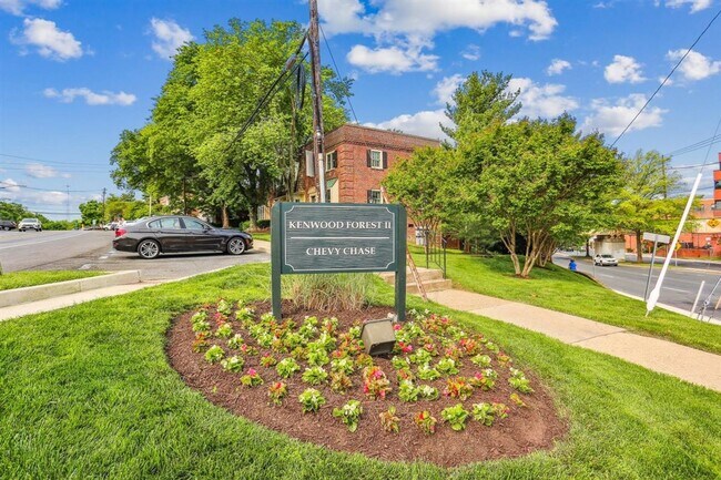Building Photo - Great 2BR 2BA in Kenwood Forest Community in Downtown Bethesda