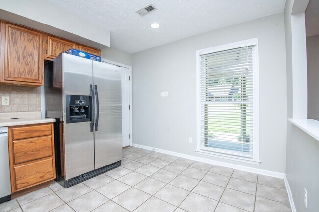 Building Photo - Knoxville 37922 - 3 bedroom, 2 bath with fenced-in yard - Call Susan Niedergeses (865) 300-4722