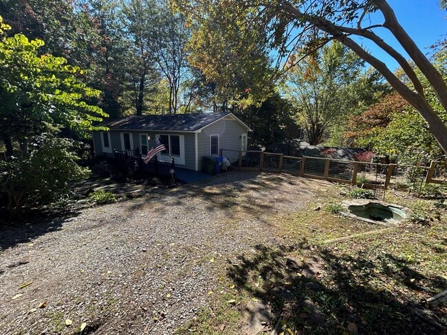 Building Photo - Kenilworth - Adorable 2 Bedroom House