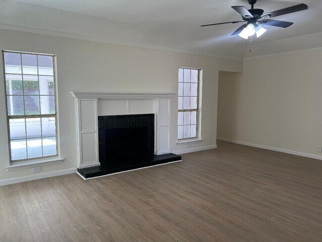 Building Photo - Welcome to this inviting 3-bedroom, 2-bathroom home in the heart of Cleburne, perfectly suited fo...