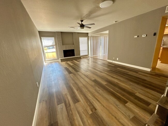Building Photo - Updated townhome in the heart of Fremont