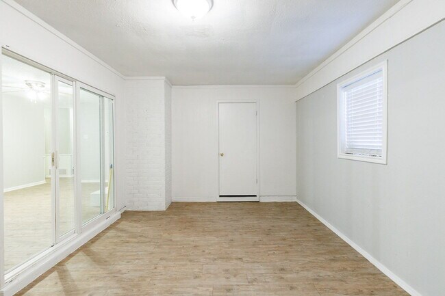 Building Photo - 3 Bedroom with 2 living rooms