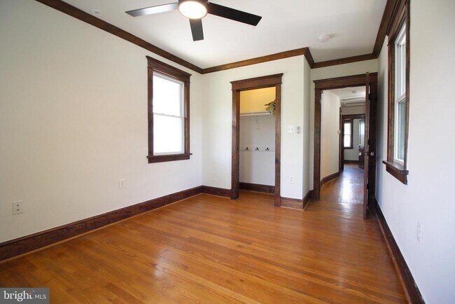 Building Photo - 2417 Otis St NE