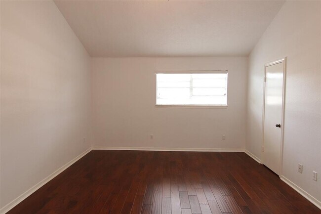 Building Photo - 926 Memorial Village Dr